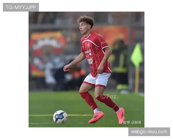 年轻天才闪耀绿茵场，助球队逆转取胜表现抢眼