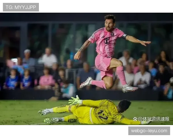 震撼赛场：足坛新星闪耀，关键进球点燃全场激情